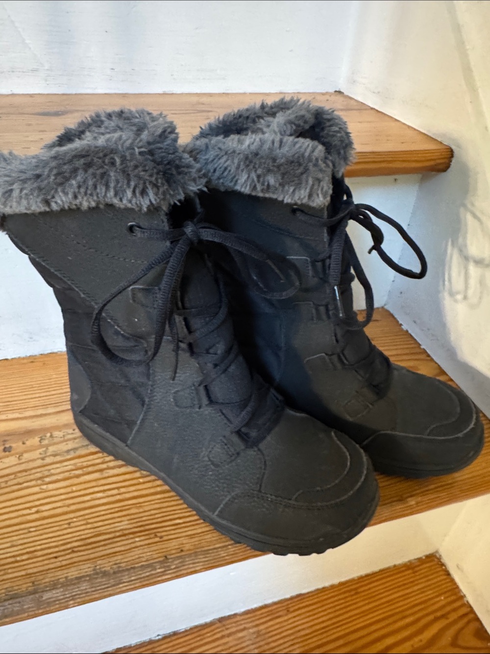 Columbia Women’s Black Faux-Fur Winter Lace-Up snow Boots size 8